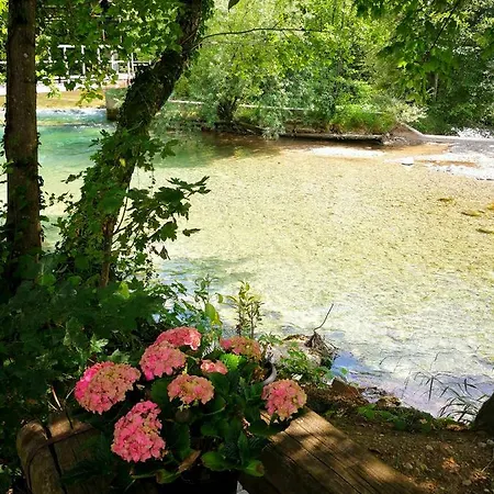 River House Hrib בית נופש *