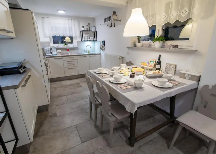 بيت للعطل River House Hrib